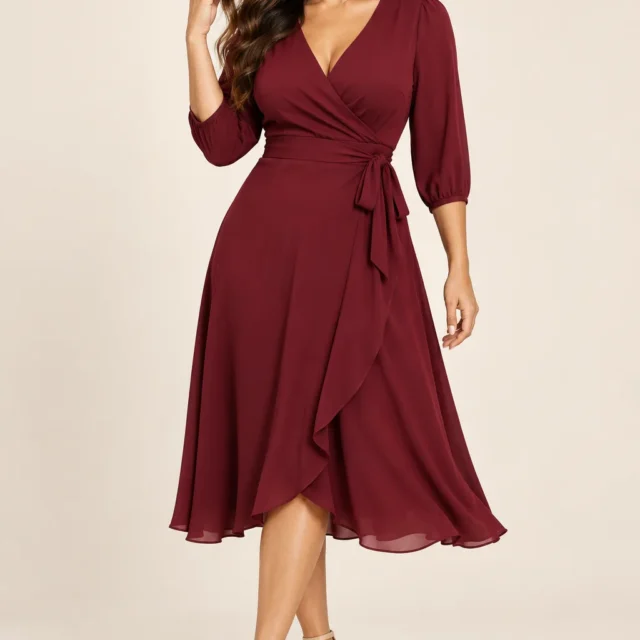 Mulher adulta usando vestido midi vinho